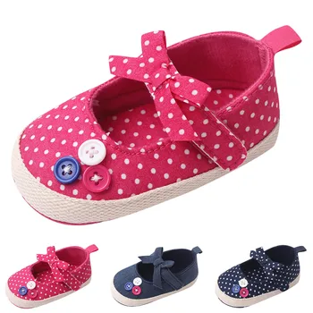 Обувь для новорожденных Летняя обувь для маленьких девочек на плоской подошве с принтом в горошек и пуговицами, повседневная обувь для младенцев, нескользящие первые ходунки с бантом